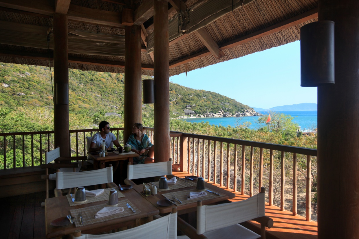 Dining_by_the_Bay